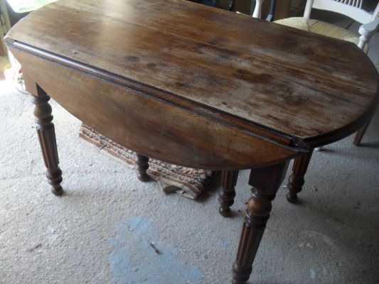 table ronde en noyé teintée